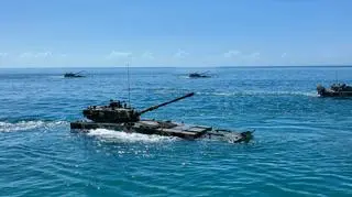 Wozy bojowe płyną do brzegu, ćwiczenia chińskiej armii, wrzesień 2025