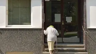 Aktualnie czytasz: Mieszkania na ostatnich piętrach jak zakłady karne. "Jedyną winą skazanych na nie jest wiek, zdrowie i niska emerytura"