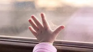 Dziecko wypadło przez okno (zdjęcie ilustracyjne) 