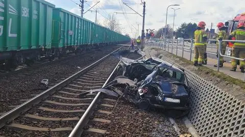 Zignorował czerwone światło, wjechał pod pociąg 