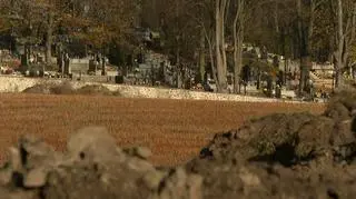 Droga prowadzi przez cmentarz 