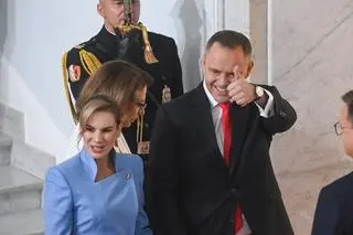 Uroczystość zaprzysiężenia Prezydenta RP Karola Nawrockiego przed Zgromadzeniem Narodowym. Prezydent elekt Karol Nawrocki z małżonką Martą Nawrocką