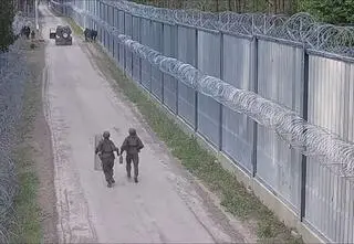 Gorąco na granicy. Grupa ponad 30 osób sforsowała ogrodzenie. Nagranie