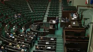 Sprawozdanie w sprawie Ziobry przy niemal pustych ławach