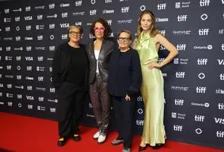 Kasia Adamik z Agnieszką Holland i aktorkami - Zofią Wichłacz i Saschą Ley podczas premiery