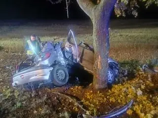  Uciekał przed policją, wypadł z drogi, dachował i nie żyje.