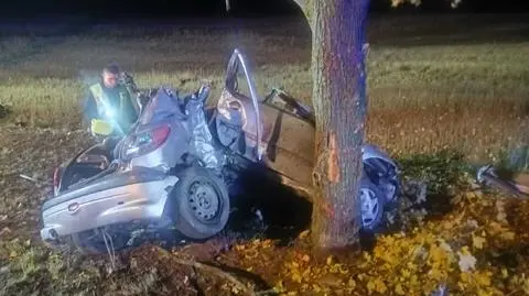  Uciekał przed policją, wypadł z drogi, dachował i nie żyje.
