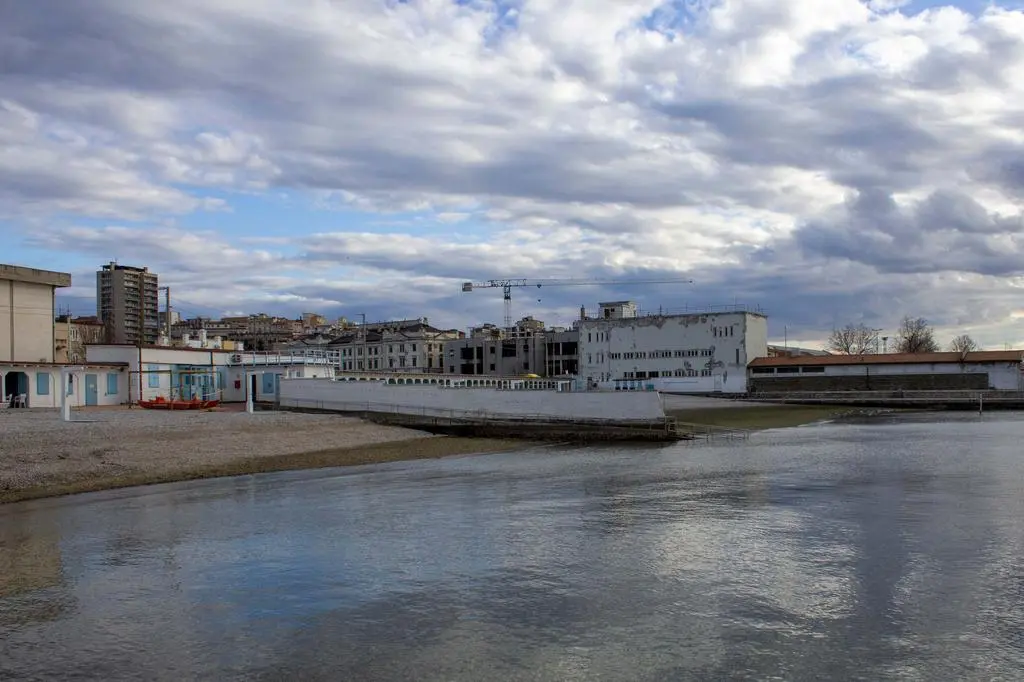 Alla Lanterna. Mur na plaży w Trieście 
