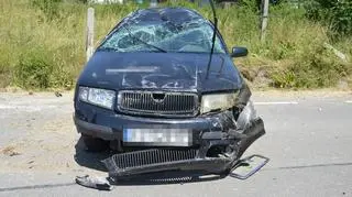 Uderzyła w betonowy przepust, później dachowała. Straciła prawo jazdy