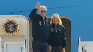 Joe Biden i jego żona Jill wsiadają na pokład Air Force One
