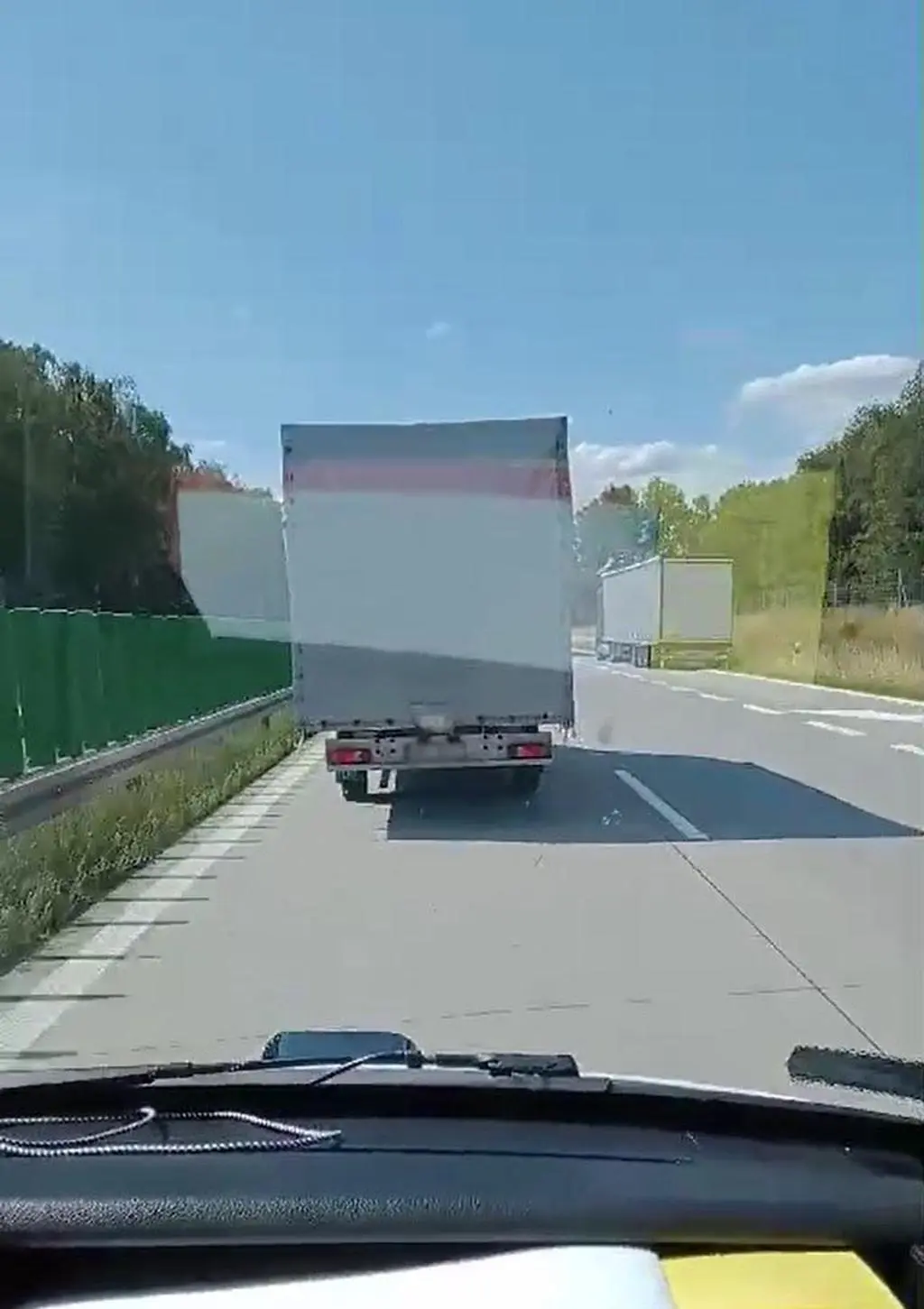 Tir blokował przejazd karetce