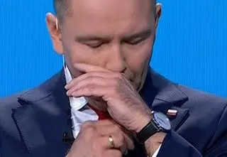 Tajemniczy gest Nawrockiego. Politolożka o tym, ile głosów może stracić