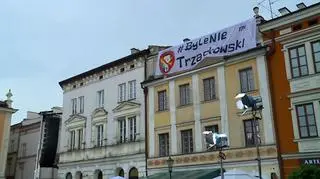 Transparent został zawieszony bez zgody właściciela kamienicy