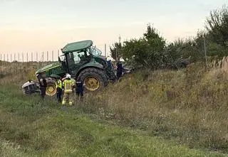 Traktorem próbował wjechać na autostradę, zawisł na skarpie