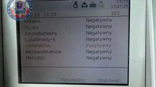 Policja pokazuje wynik testu na obecność narkotyków