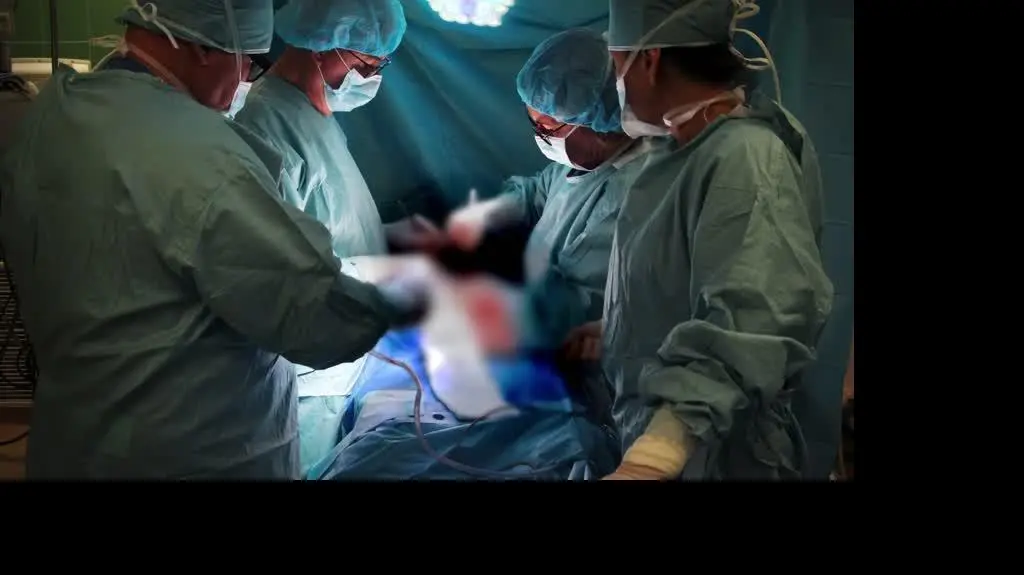 Lekarze usunęli pacjentce ogromnego guza jajnika