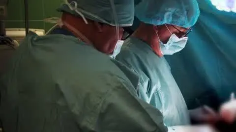 Lekarze usunęli pacjentce ogromnego guza jajnika