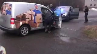 Tytoń rozprowadzany był z wykorzystaniem zarejestrowanych w Polsce i w Czechach firm kurierskich