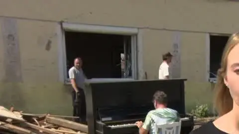 27 1014 AVI KATOWICE1 pianino plive