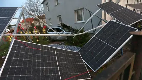 Uderzył w słup, przekoziołkował, przeleciał nad ogrodzeniem, dachował na panelach fotowoltaicznych