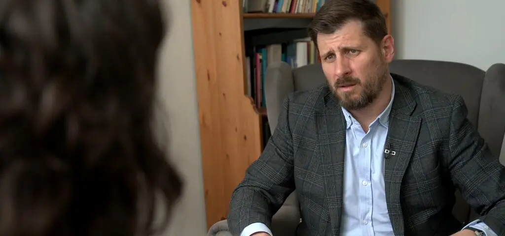 Współpracownik Brauna zaatakował kobietę. "Z całej siły, bez słowa, strzelił mi w twarz" 