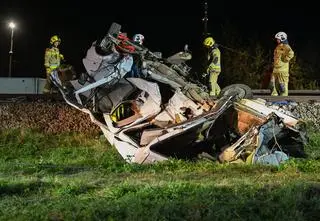 Bus wpadł pod pociąg. Ranny kierowca