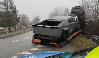 Kierowca ciężarówki z lawetą stracił panowanie nad pojazdem