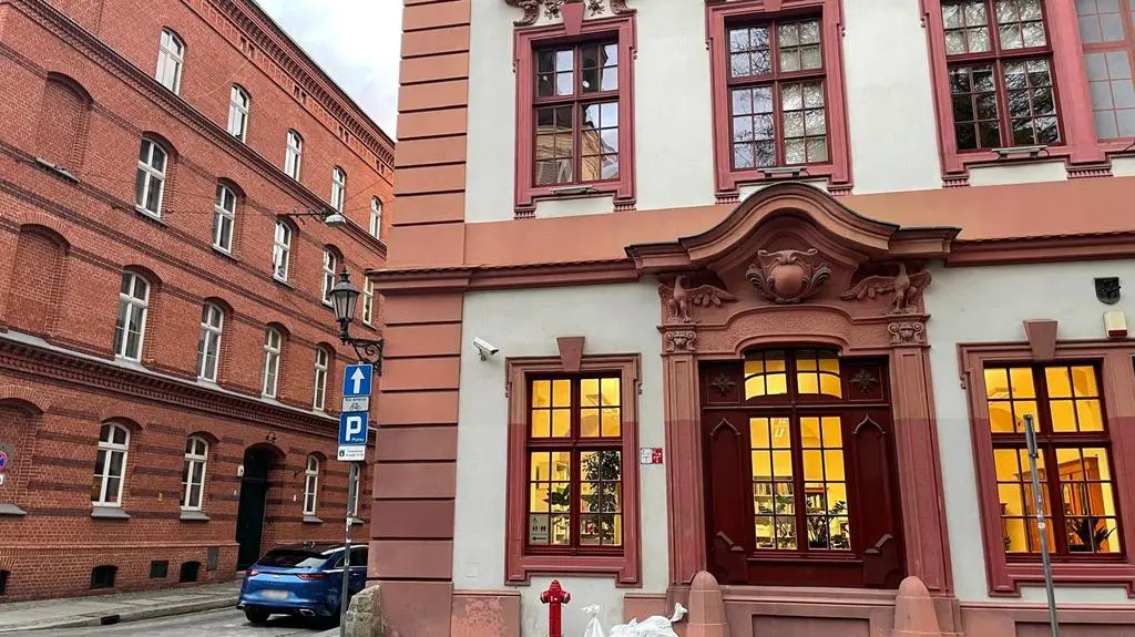 Worki z piaskiem leżą na ulicach