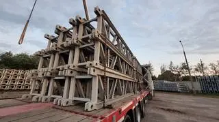 Mosty zburzyła woda. Elementy nowej przeprawy jadą do miasta