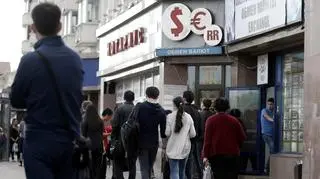 Z ulic mają zniknąć informacje o kursach walut. Mentalna "dedolaryzacja"