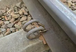 Naboje karabinowe na torach. "Próba sprawdzania reakcji służb"