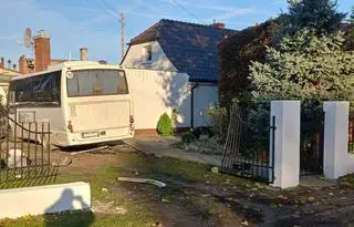Kierowca autobusu wjechał na prywatną posesję