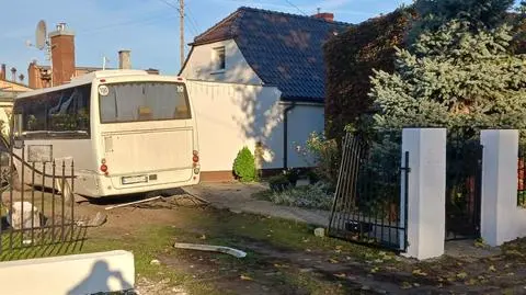 Kierowca autobusu wjechał na prywatną posesję