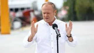 Donald Tusk na konferencji prasowej w Łebie