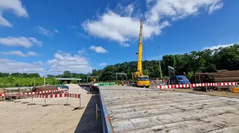 Betonowe płyty dotarły do Warszawy