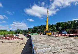Dotarły wielkie betonowe płyty. "Czas remontu uda się skrócić trzykrotnie"