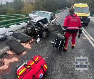 Jeden z kierowców wjechał najpierw w barierki na moście 