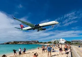 Samolot lądujący na lotnisku Princess Juliana