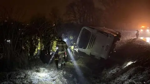 Autobus wpadł do rowu