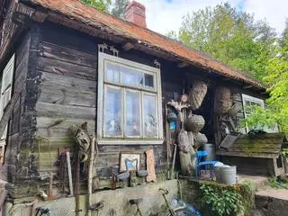 Mieszka w drewnianym domu, który jest swego rodzaju muzeum 