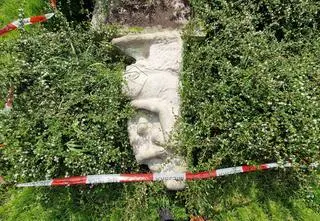 Przewrócona rzeźba znanej artystki