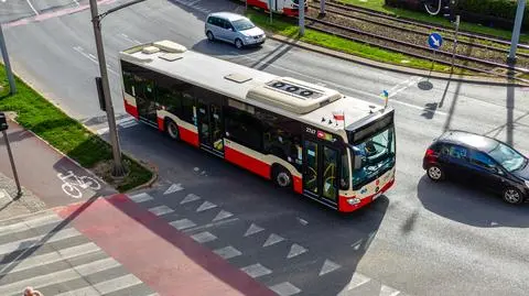 Nastolatka zasłabła w autobusie. Kierowca pomógł pasażerce