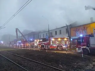 Trwa dogaszanie kamienicy w Będzinie