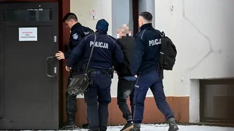 Mateusz K. podczas doprowadzenia do Sądu Okręgowego w Koszalinie