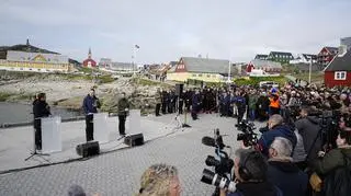 Prezydent Francji Emmanuel Macron, premier Danii Mette Frederiksen i przywódca Grenlandii Jens-Frederik Nielsen na konferencji prasowej