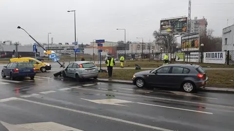 Najpierw zderzył się z innym autem, potem wjechał w latarnię. "Miał prawie dwa promile alkoholu"