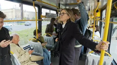 Magdalena Biejat jedzie na debatę tramwajem
