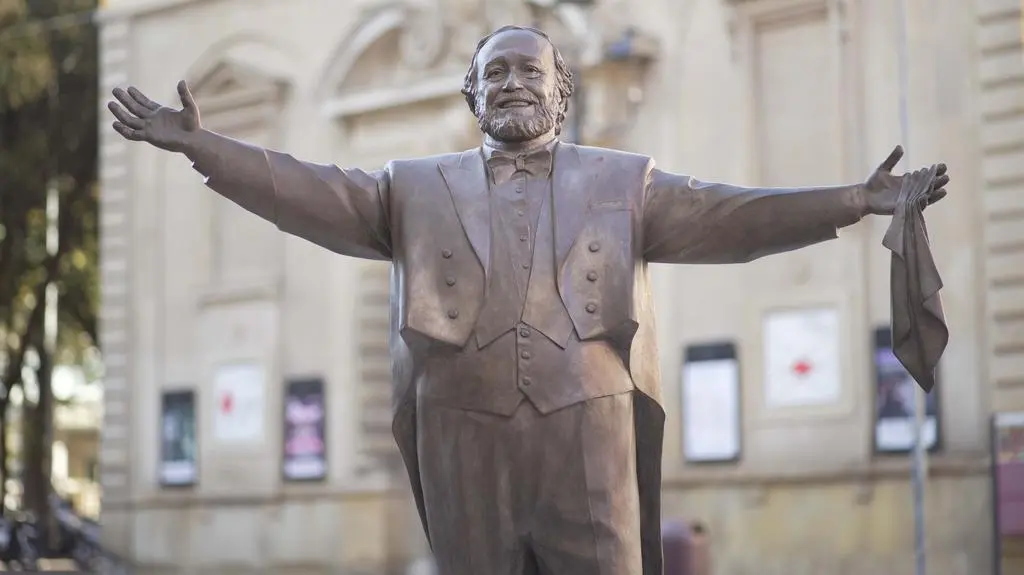 Pavarotti po kolana w lodzie. Wdowa oburzona "ośmieszeniem" zmarłego męża