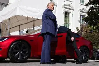 Trump, Musk i czerwona tesla
