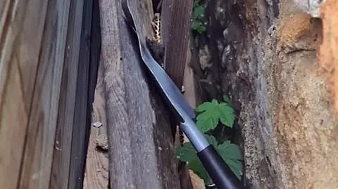 Zaatakował sąsiada saperką